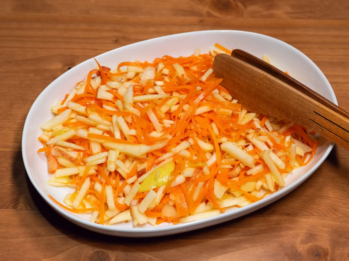 Олмали сабзи салати