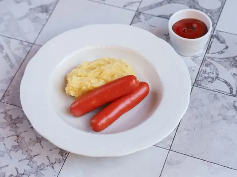 Kartoshka pyuresi va sosiska