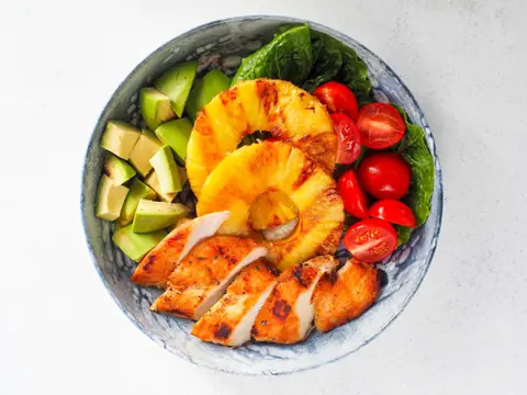 Tovuqli ananas salati